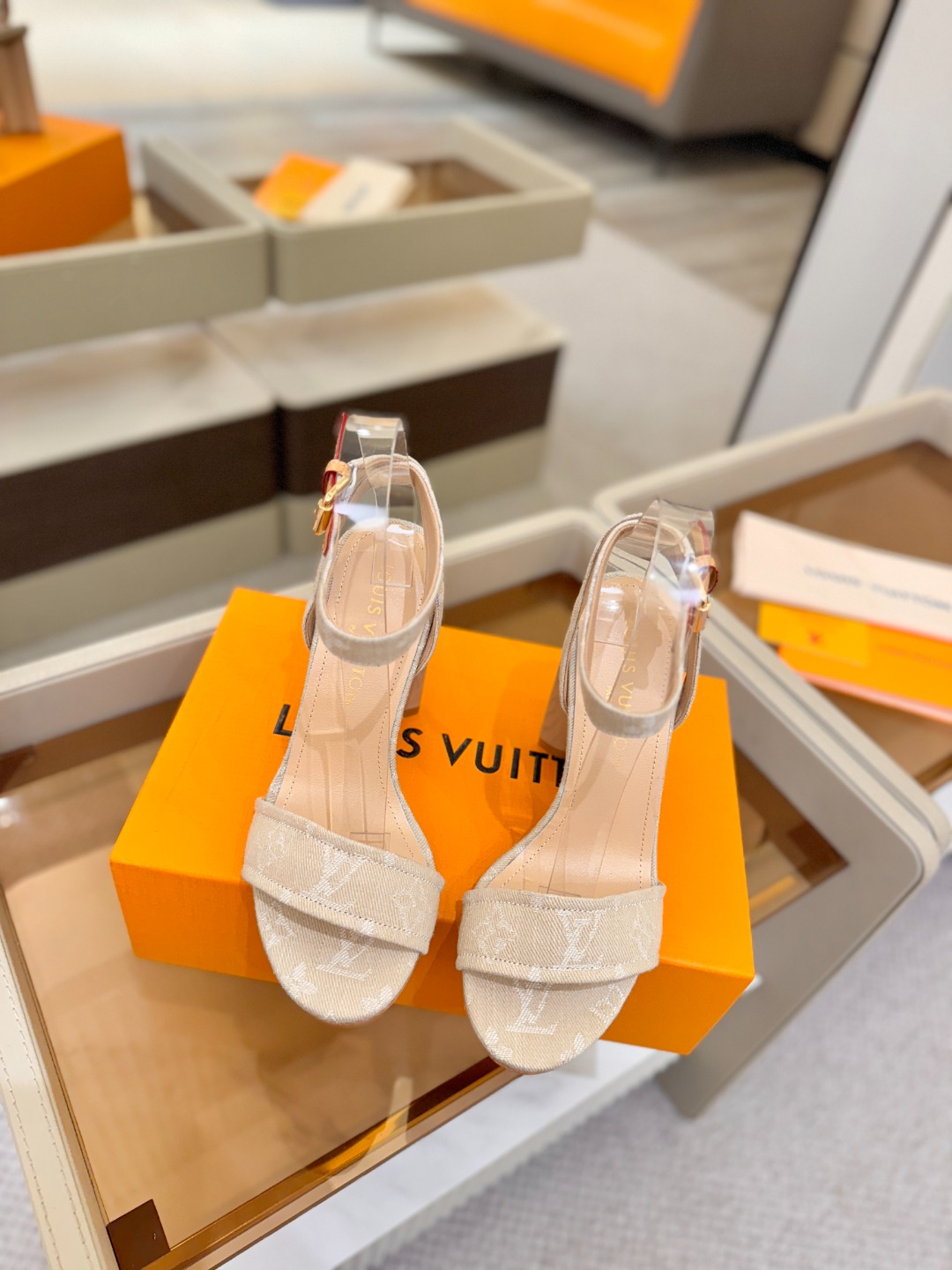 L✔️ 家春夏款专柜最新走秀凉鞋、官网系列同步更新、完美楦型+鞋面带子油边设计、再现经典、款式简单大方、