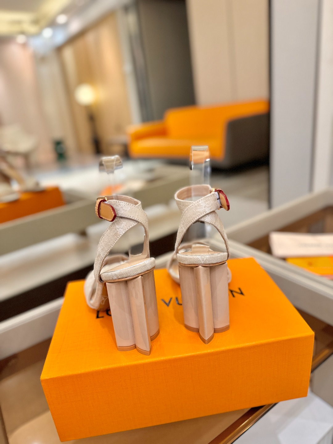 L✔️ 家春夏款专柜最新走秀凉鞋、官网系列同步更新、完美楦型+鞋面带子油边设计、再现经典、款式简单大方、