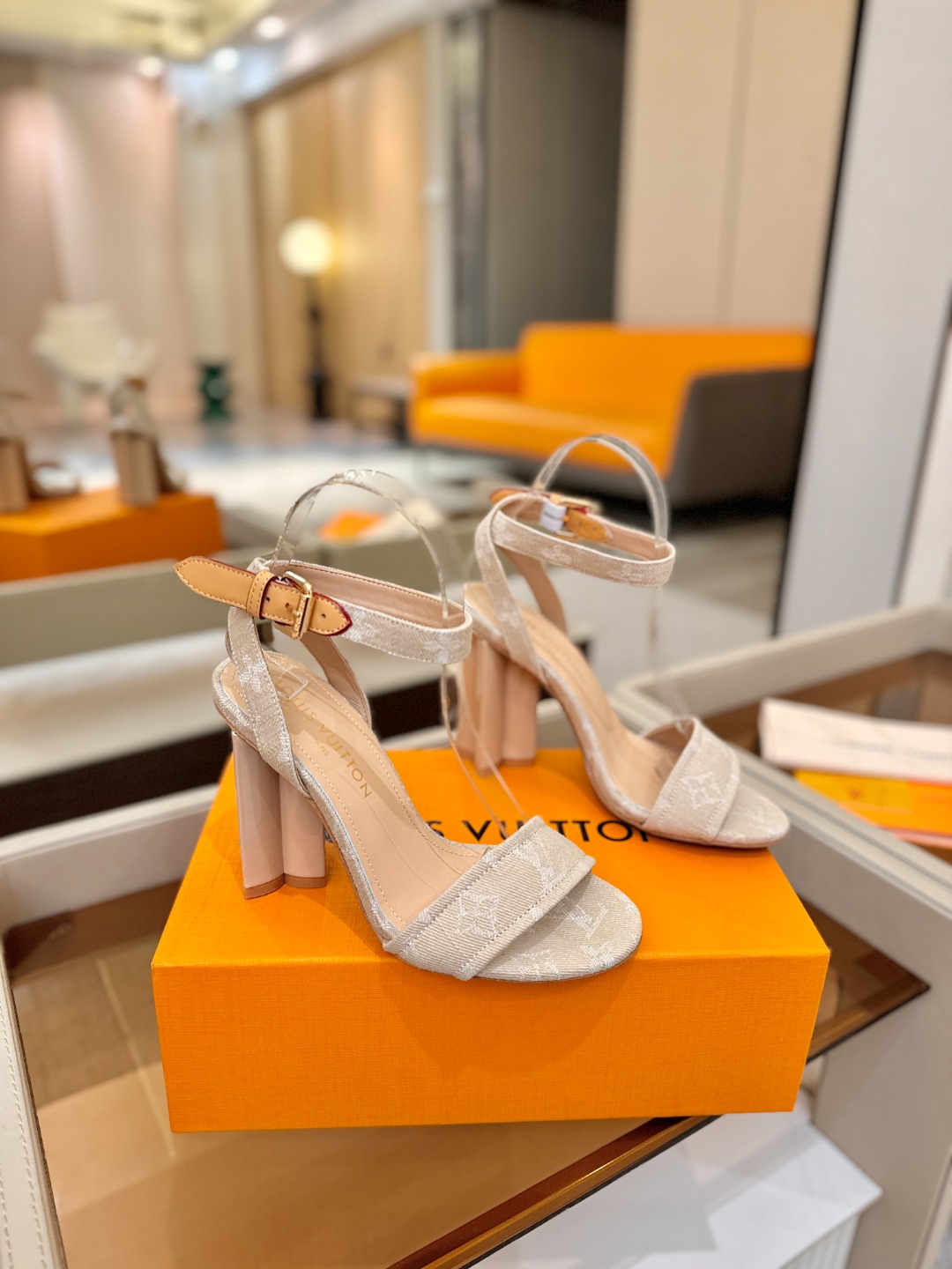 L✔️ 家春夏款专柜最新走秀凉鞋、官网系列同步更新、完美楦型+鞋面带子油边设计、再现经典、款式简单大方、