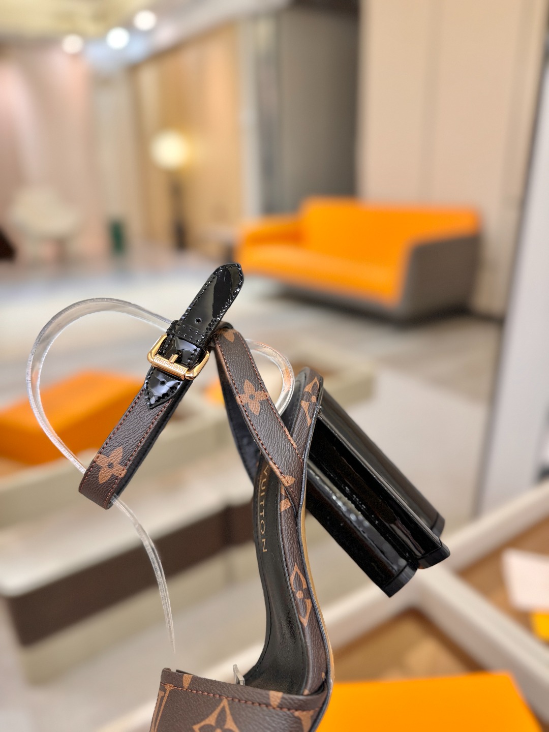 L✔️ 家春夏款专柜最新走秀凉鞋、官网系列同步更新、完美楦型+鞋面带子油边设计、再现经典、款式简单大方、