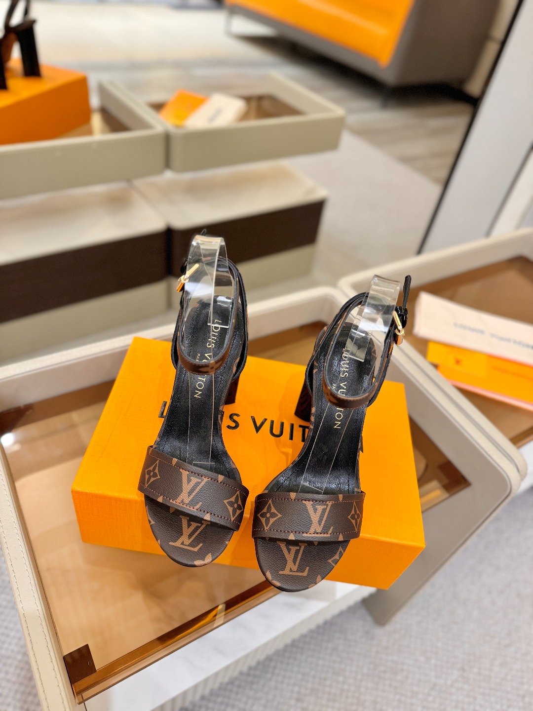 L✔️ 家春夏款专柜最新走秀凉鞋、官网系列同步更新、完美楦型+鞋面带子油边设计、再现经典、款式简单大方、