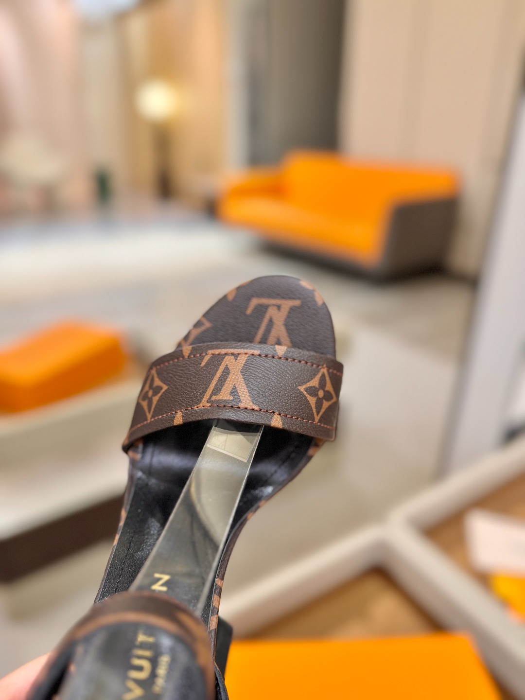 L✔️ 家春夏款专柜最新走秀凉鞋、官网系列同步更新、完美楦型+鞋面带子油边设计、再现经典、款式简单大方、