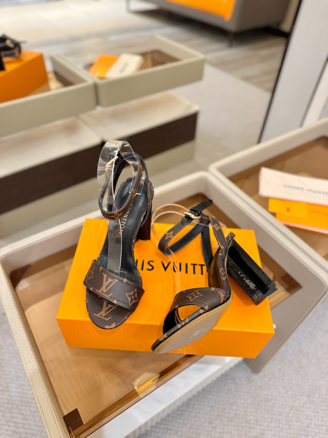 L✔️ 家春夏款专柜最新走秀凉鞋、官网系列同步更新、完美楦型+鞋面带子油边设计、再现经典、款式简单大方、