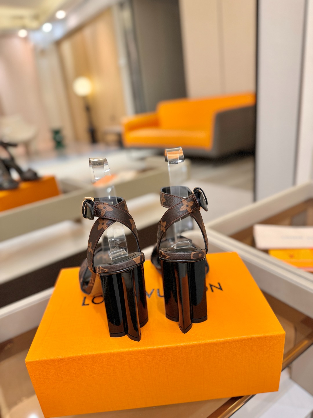 L✔️ 家春夏款专柜最新走秀凉鞋、官网系列同步更新、完美楦型+鞋面带子油边设计、再现经典、款式简单大方、