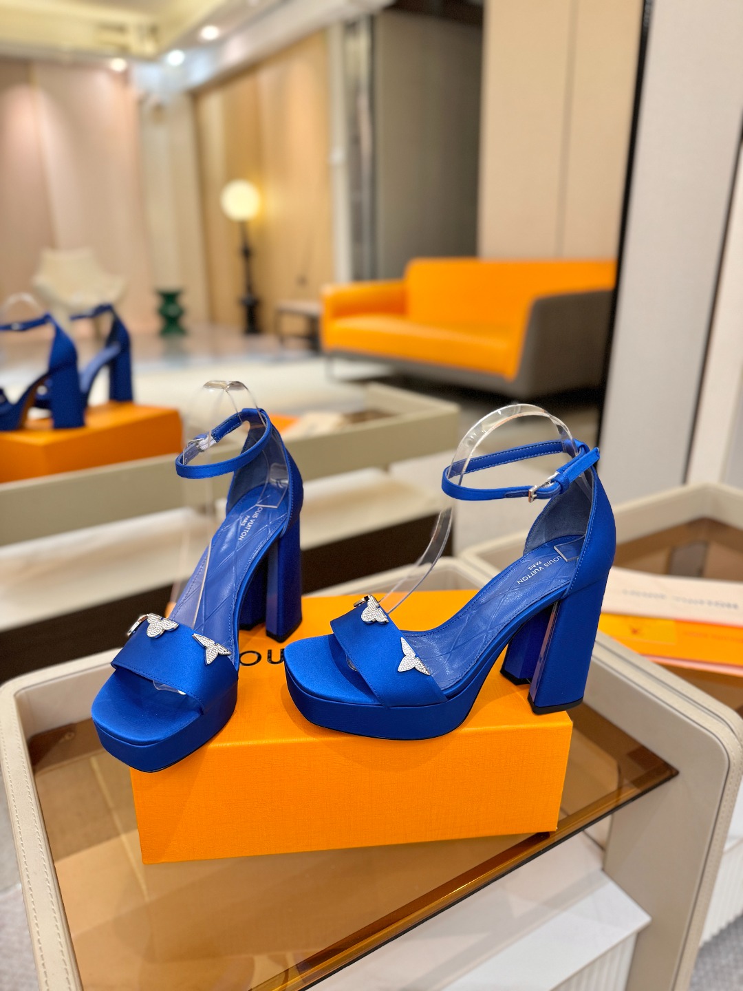 2025 L✔️家 春秋专柜 走秀款水台凉鞋、官网系列、同步更新、完美楦型+LV新元素扣子+水台设计、再