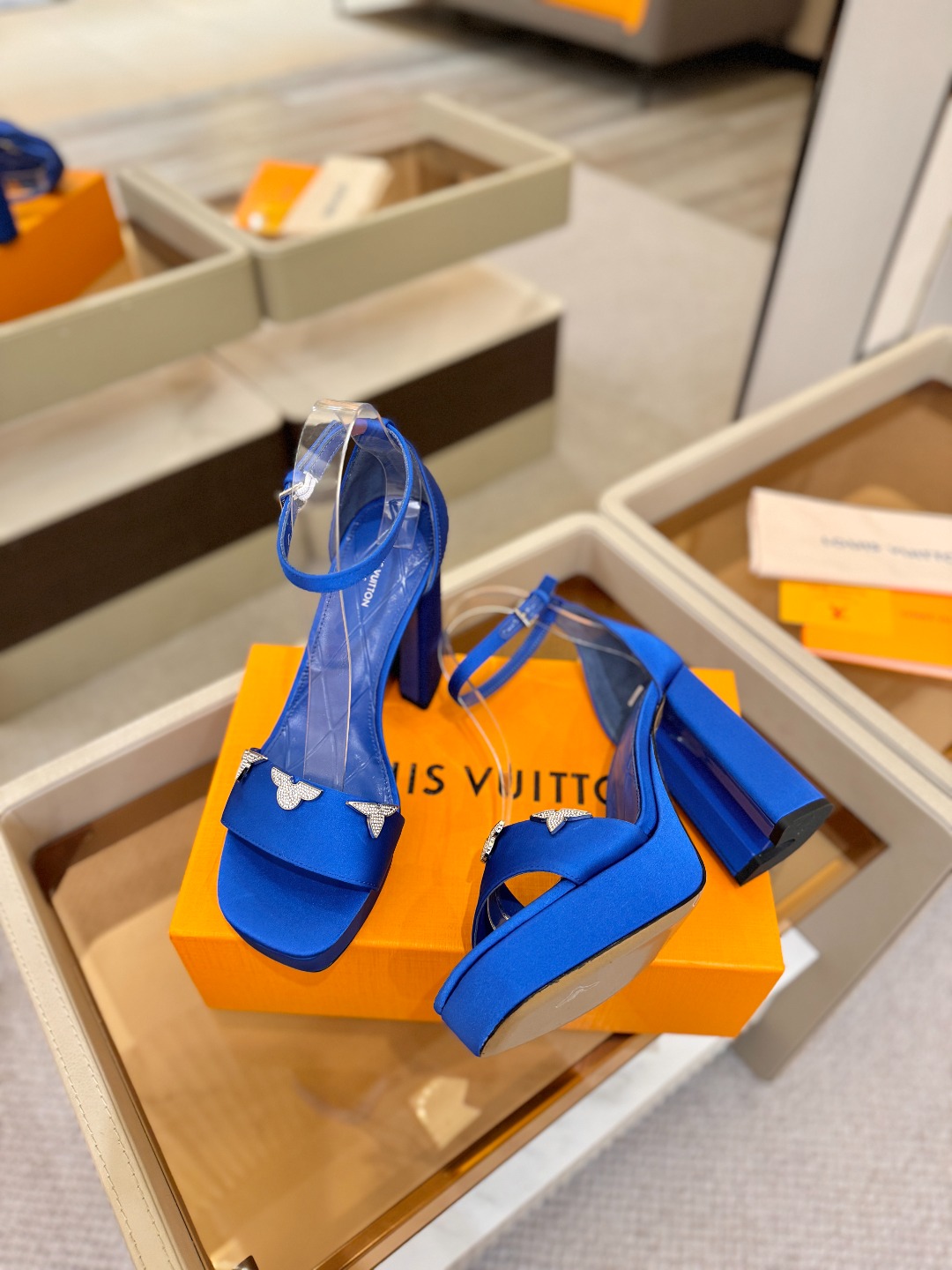 2025 L✔️家 春秋专柜 走秀款水台凉鞋、官网系列、同步更新、完美楦型+LV新元素扣子+水台设计、再