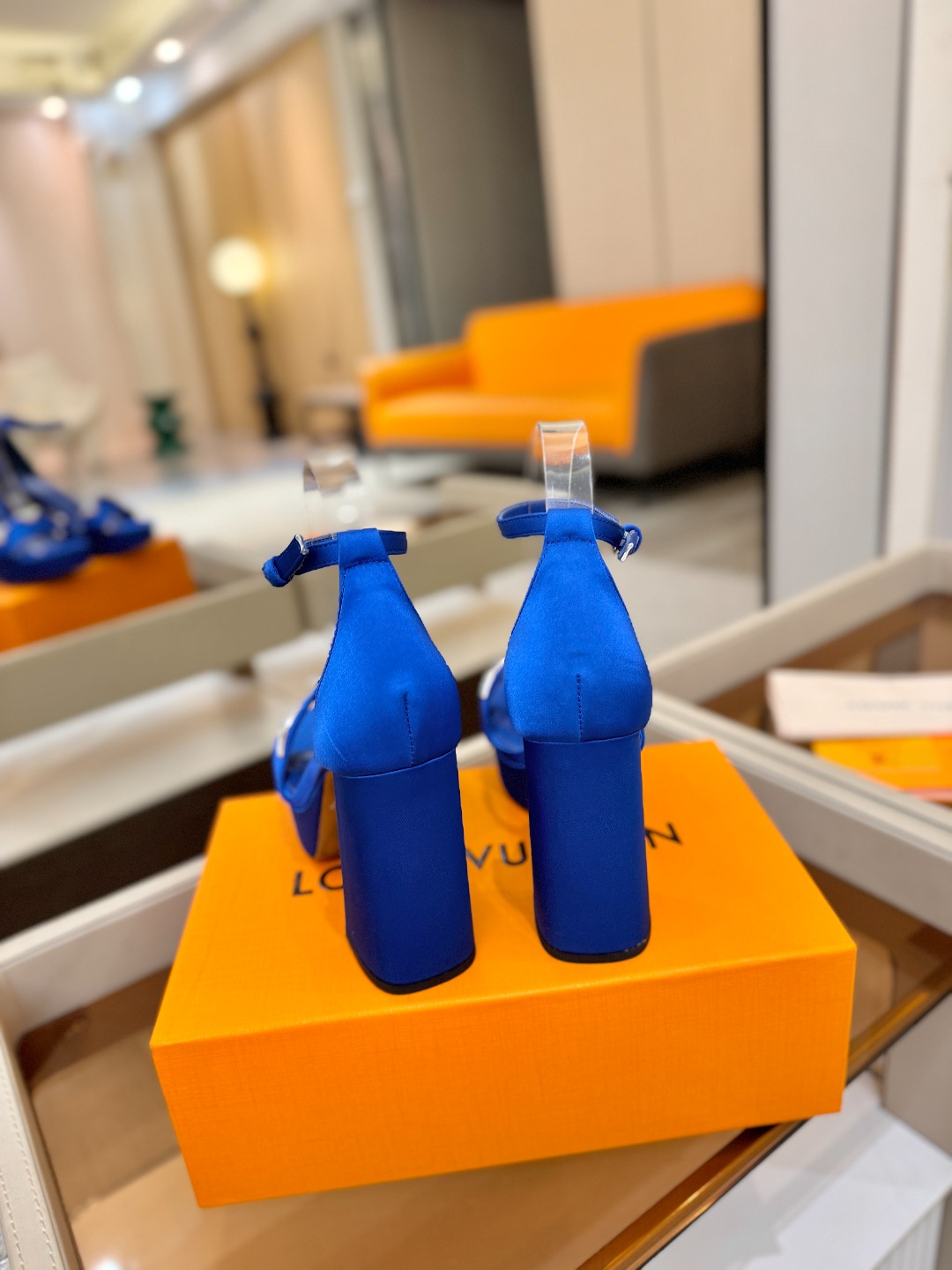 2025 L✔️家 春秋专柜 走秀款水台凉鞋、官网系列、同步更新、完美楦型+LV新元素扣子+水台设计、再