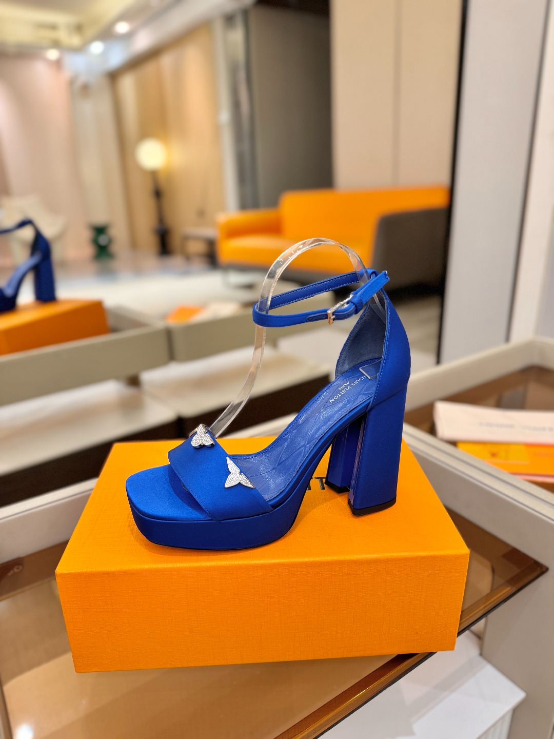 2025 L✔️家 春秋专柜 走秀款水台凉鞋、官网系列、同步更新、完美楦型+LV新元素扣子+水台设计、再