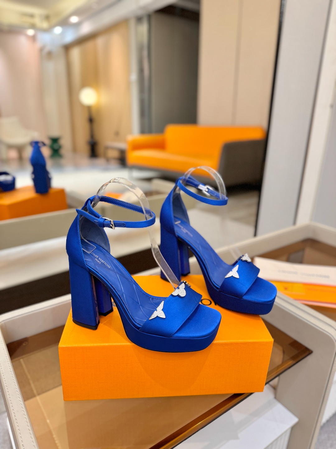 2025 L✔️家 春秋专柜 走秀款水台凉鞋、官网系列、同步更新、完美楦型+LV新元素扣子+水台设计、再