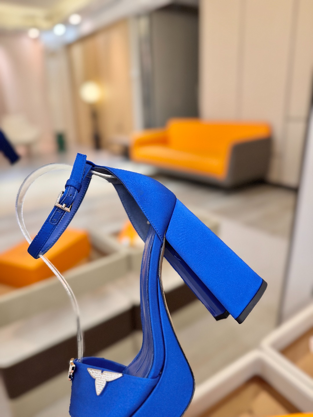 2025 L✔️家 春秋专柜 走秀款水台凉鞋、官网系列、同步更新、完美楦型+LV新元素扣子+水台设计、再