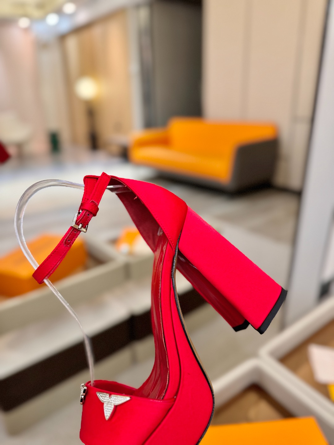 L✔️家 春秋专柜 走秀款水台凉鞋、官网系列、同步更新、完美楦型+LV新元素扣子+水台设计、再现经典、款