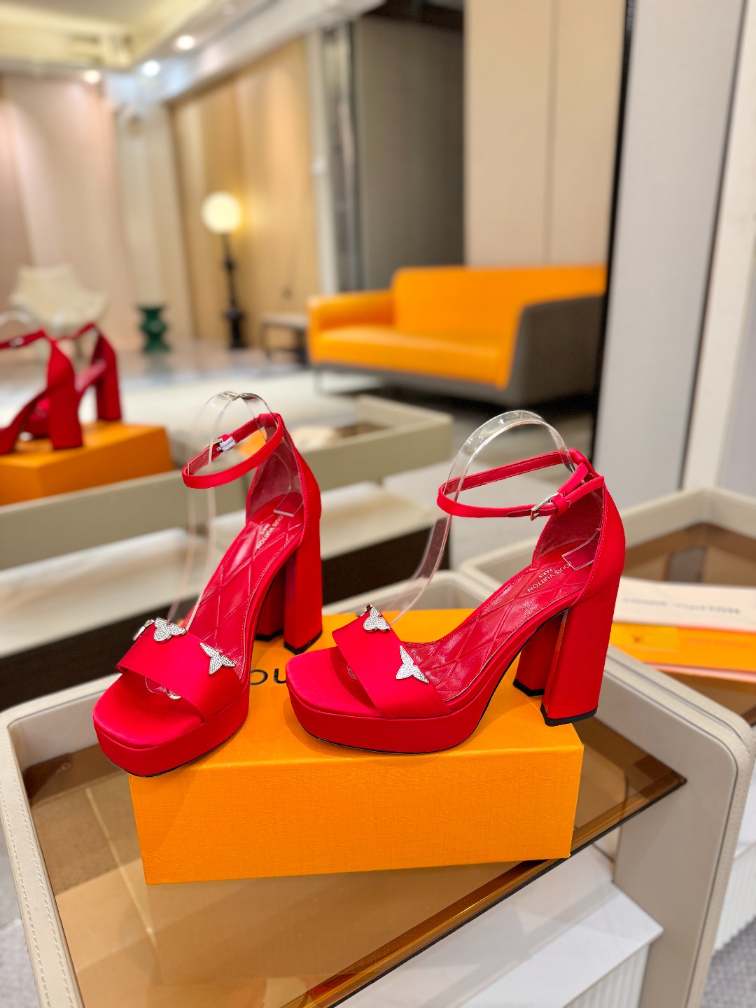 L✔️家 春秋专柜 走秀款水台凉鞋、官网系列、同步更新、完美楦型+LV新元素扣子+水台设计、再现经典、款