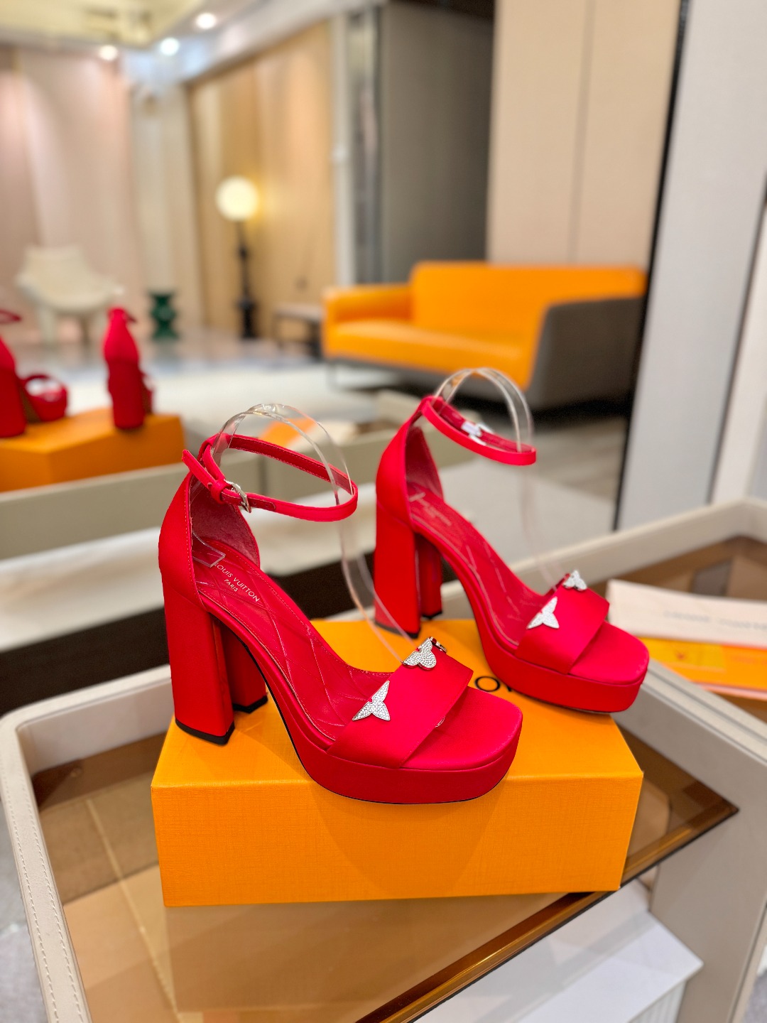 L✔️家 春秋专柜 走秀款水台凉鞋、官网系列、同步更新、完美楦型+LV新元素扣子+水台设计、再现经典、款