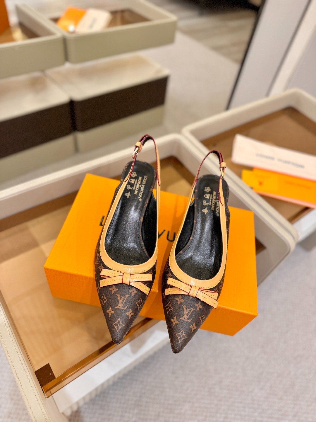 【代购级】、Louis Vuitton 官网春夏系列！完美楦型、中跟后空鞋🆕、官网同步更新Lv五金 “l