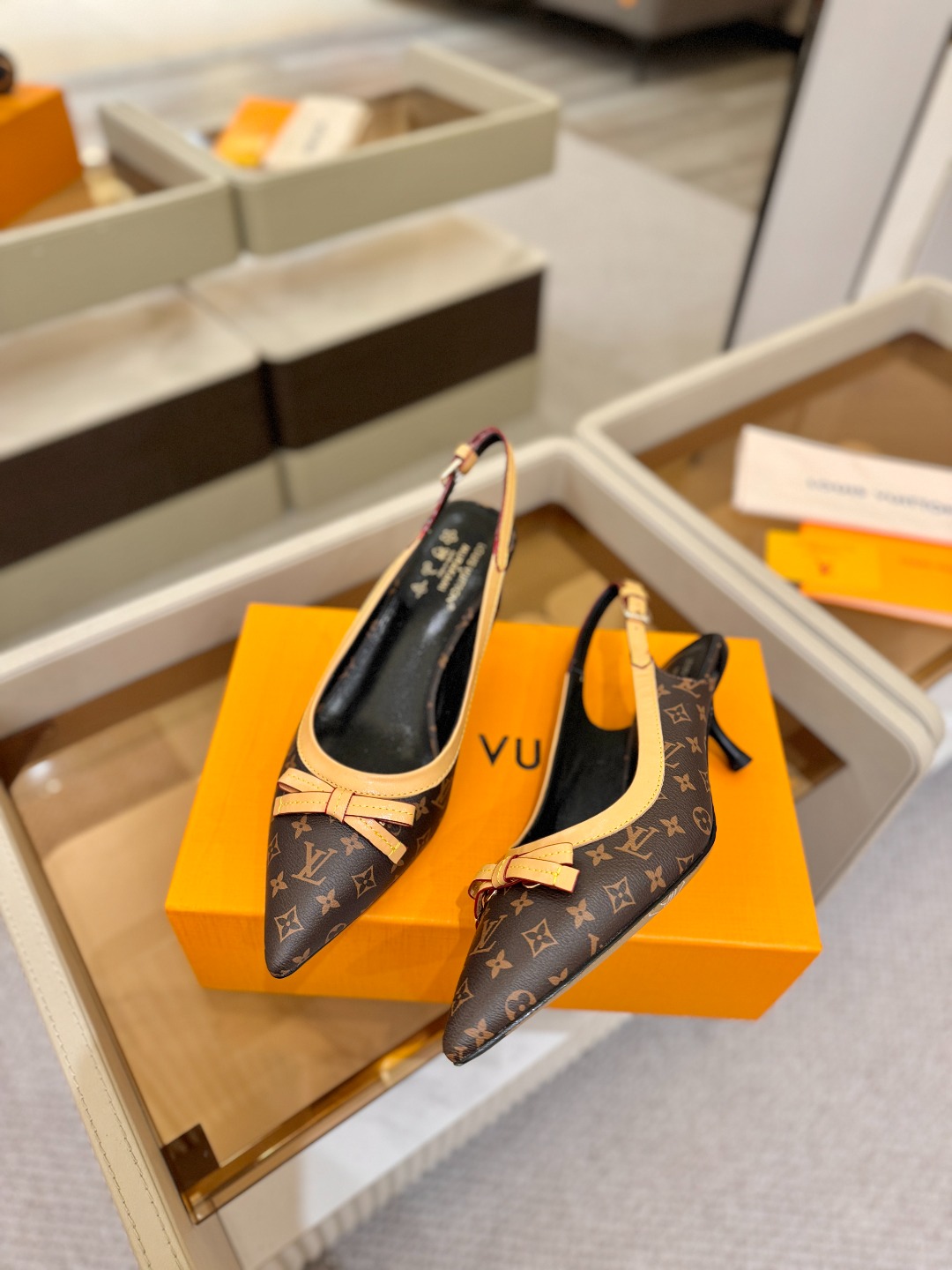 【代购级】、Louis Vuitton 官网春夏系列！完美楦型、中跟后空鞋🆕、官网同步更新Lv五金 “l