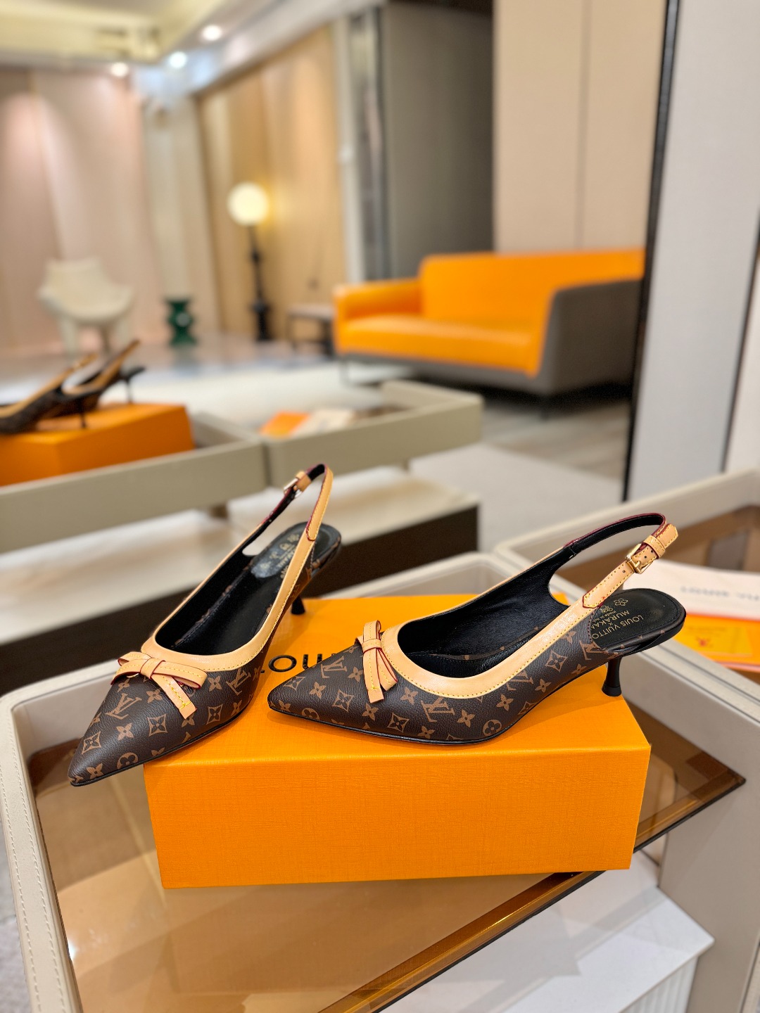 【代购级】、Louis Vuitton 官网春夏系列！完美楦型、中跟后空鞋🆕、官网同步更新Lv五金 “l