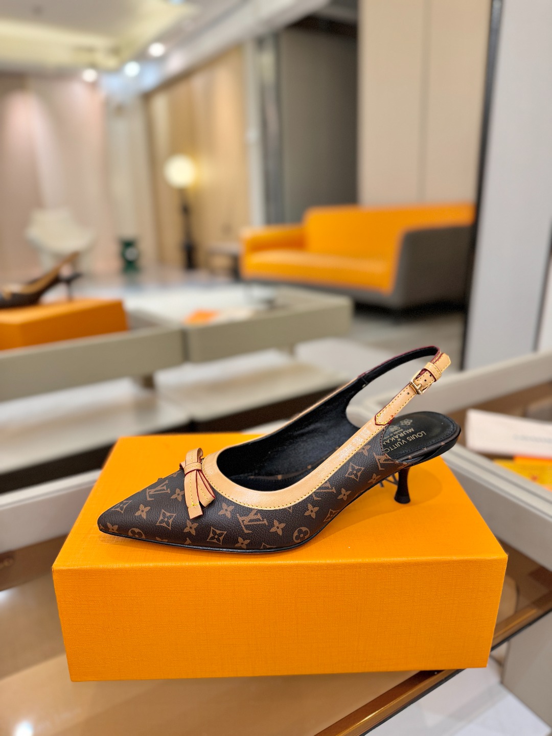 【代购级】、Louis Vuitton 官网春夏系列！完美楦型、中跟后空鞋🆕、官网同步更新Lv五金 “l