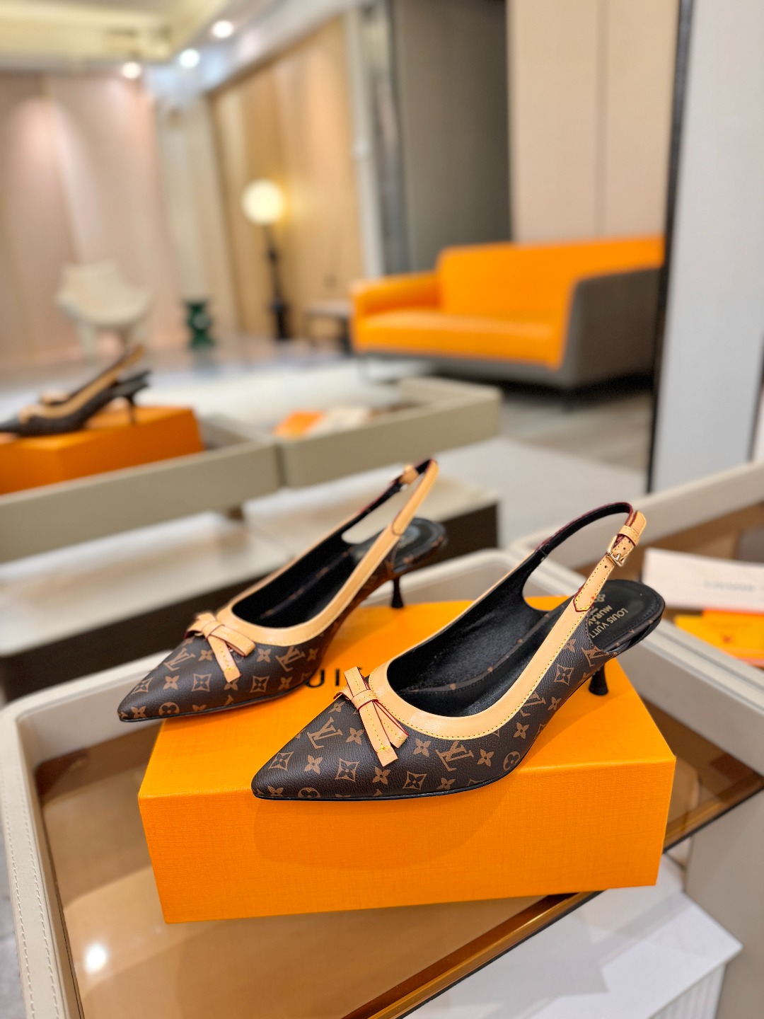 【代购级】、Louis Vuitton 官网春夏系列！完美楦型、中跟后空鞋🆕、官网同步更新Lv五金 “l