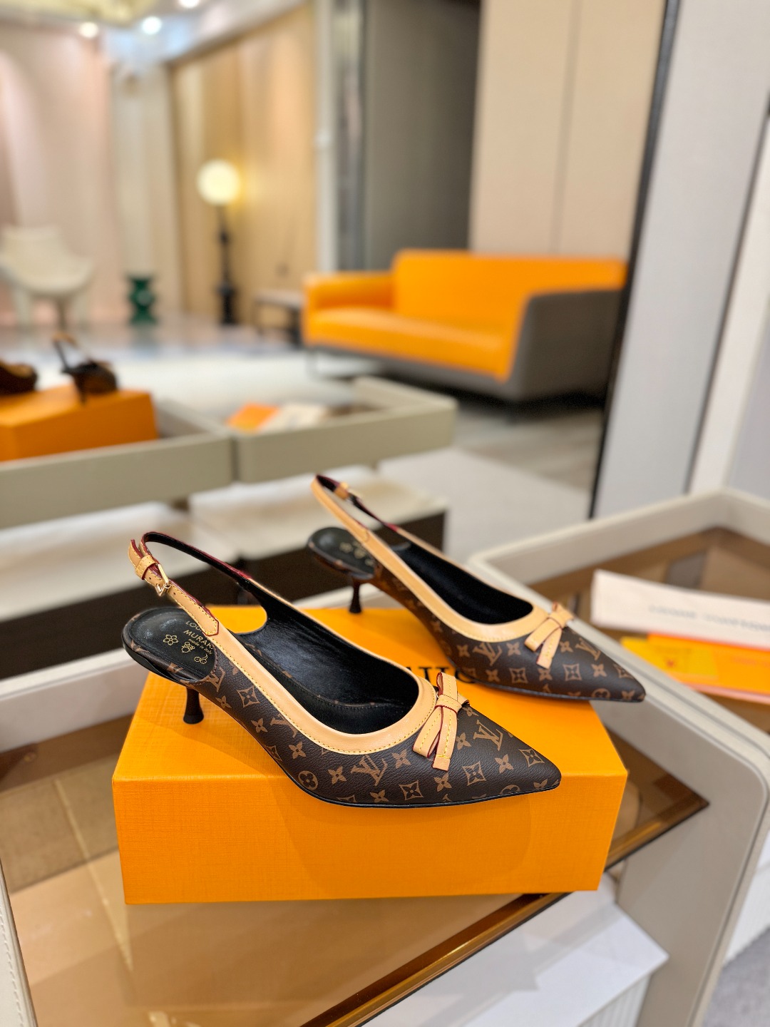 【代购级】、Louis Vuitton 官网春夏系列！完美楦型、中跟后空鞋🆕、官网同步更新Lv五金 “l