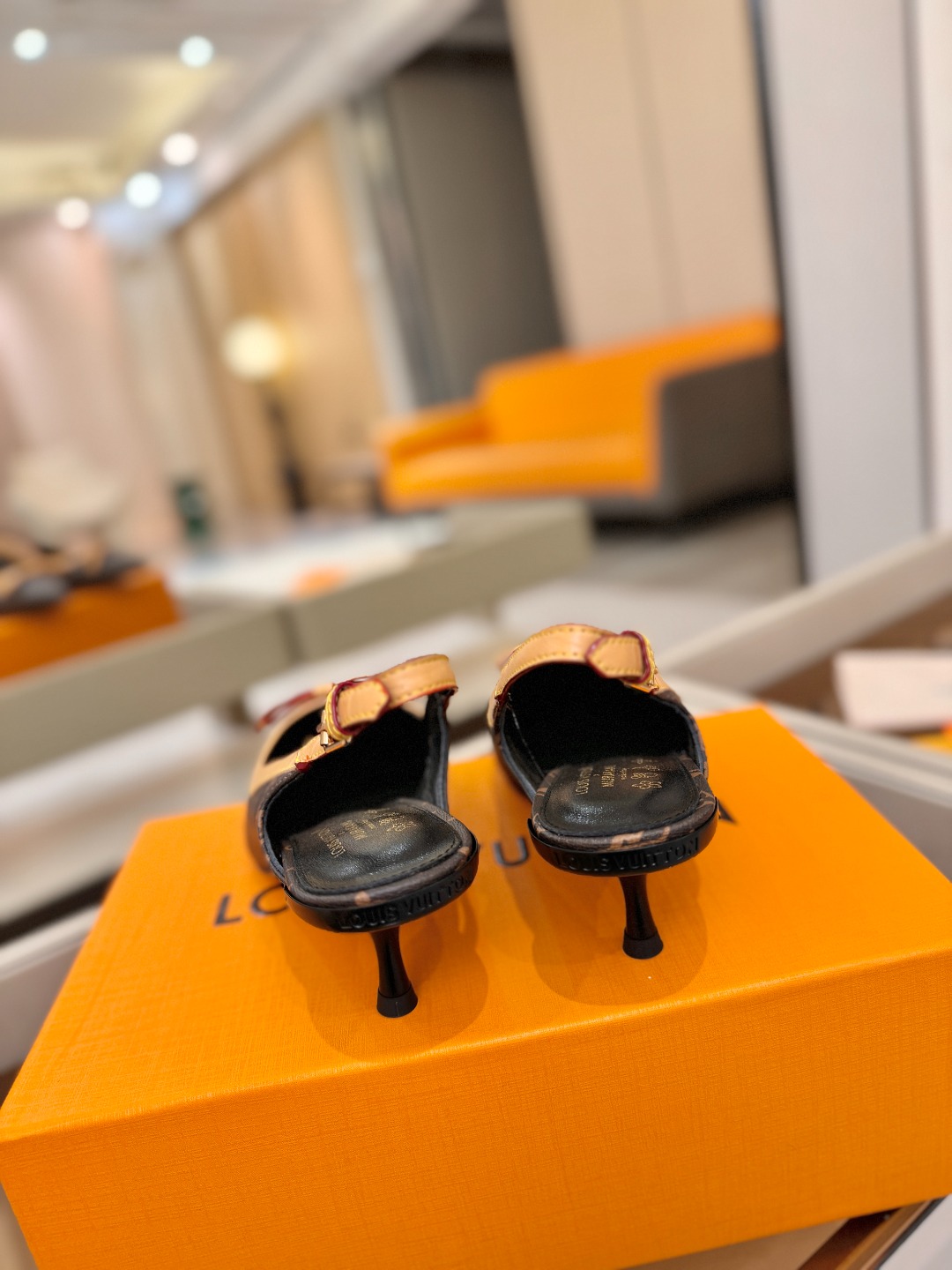 【代购级】、Louis Vuitton 官网春夏系列！完美楦型、中跟后空鞋🆕、官网同步更新Lv五金 “l