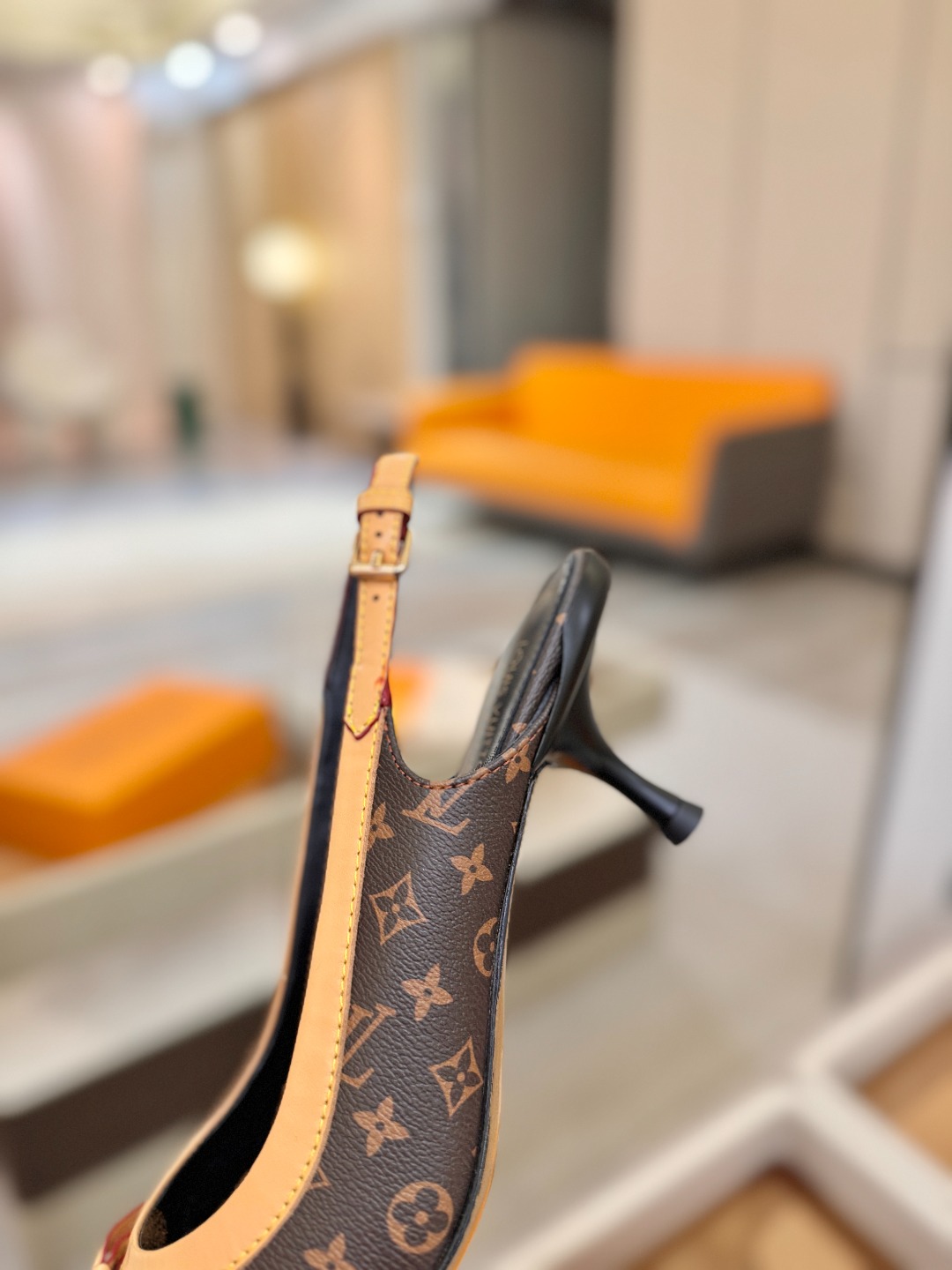 【代购级】、Louis Vuitton 官网春夏系列！完美楦型、中跟后空鞋🆕、官网同步更新Lv五金 “l