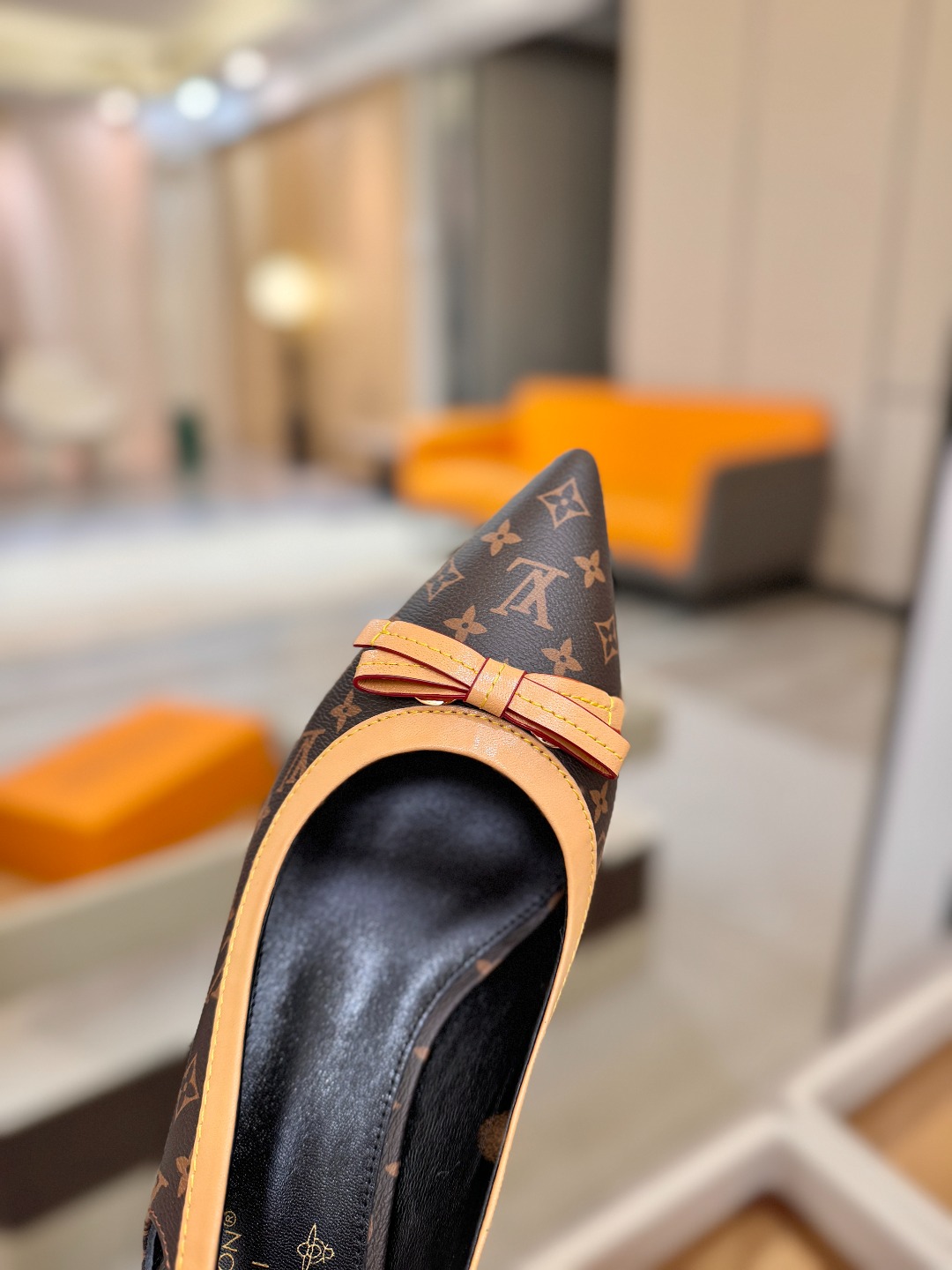 【代购级】、Louis Vuitton 官网春夏系列！完美楦型、中跟后空鞋🆕、官网同步更新Lv五金 “l