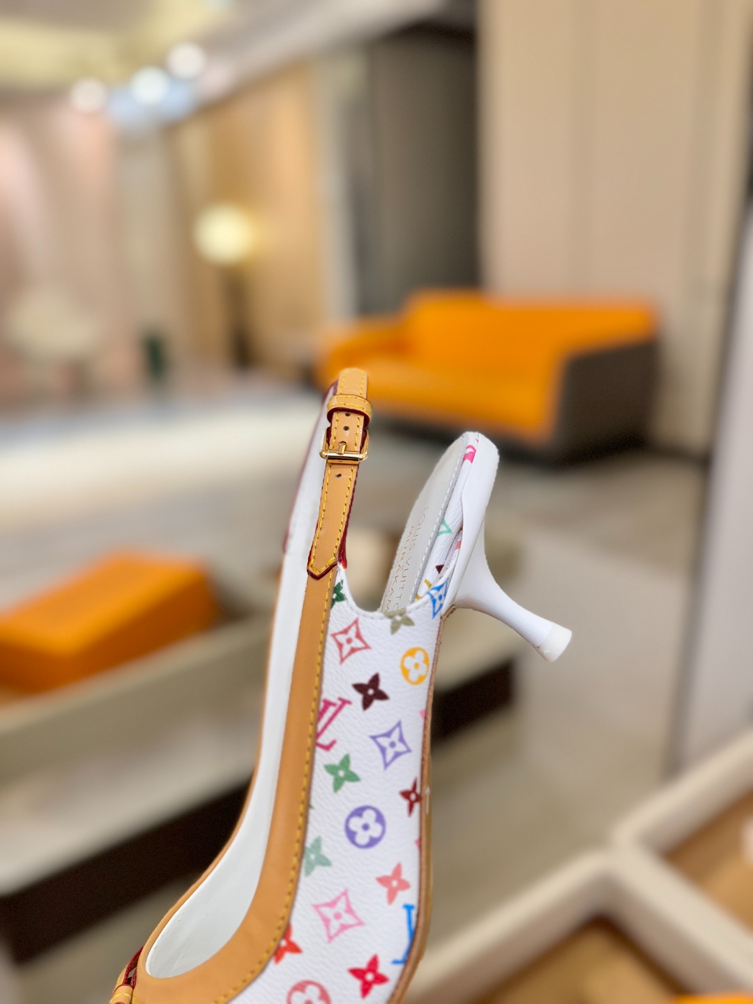 【代购级】、Louis Vuitton 官网春夏系列！完美楦型、中跟后空鞋🆕、官网同步更新Lv五金 “l