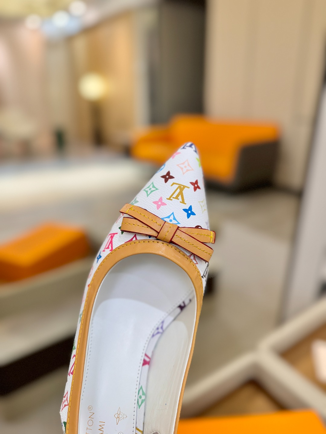 【代购级】、Louis Vuitton 官网春夏系列！完美楦型、中跟后空鞋🆕、官网同步更新Lv五金 “l