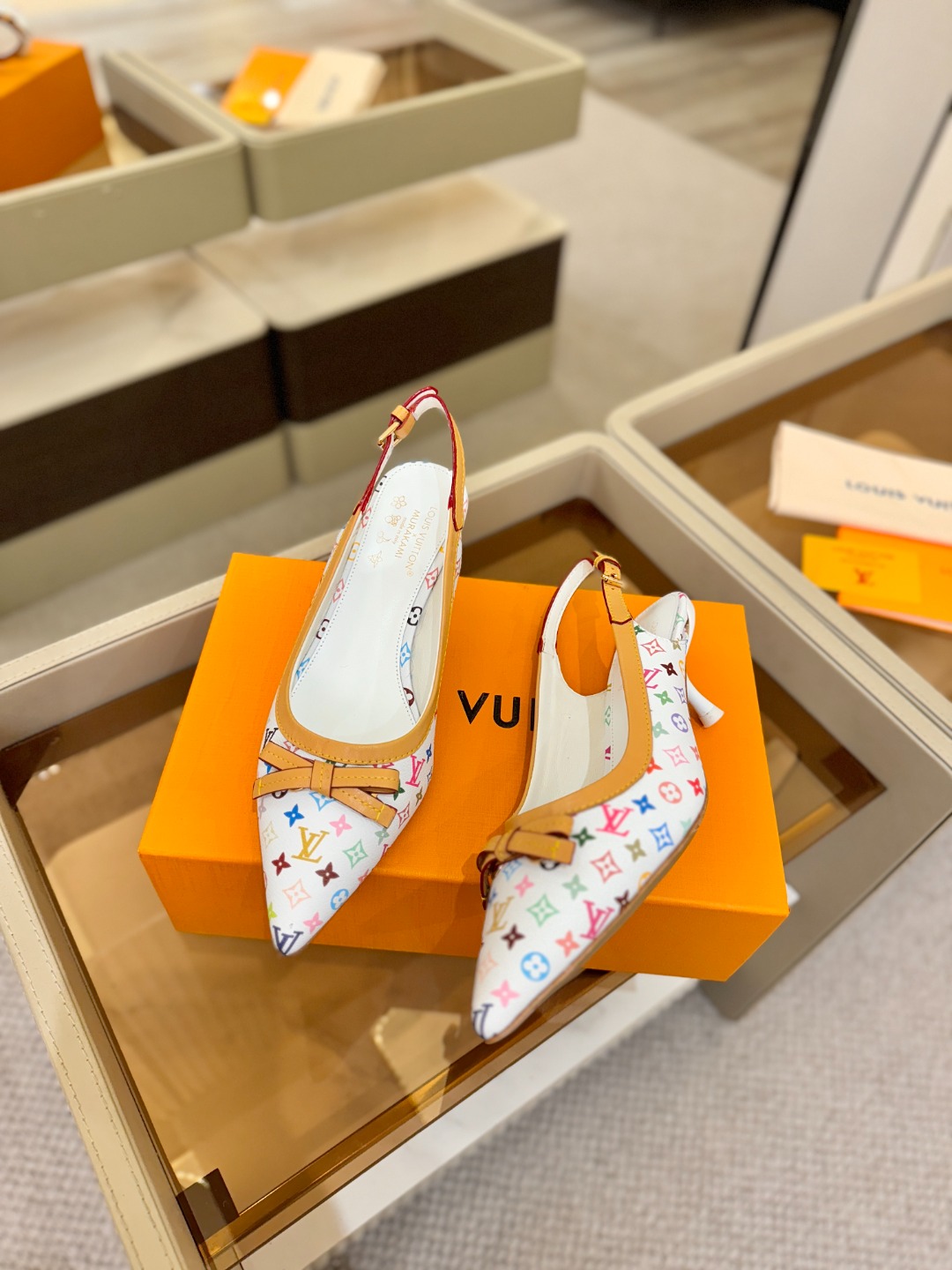 【代购级】、Louis Vuitton 官网春夏系列！完美楦型、中跟后空鞋🆕、官网同步更新Lv五金 “l