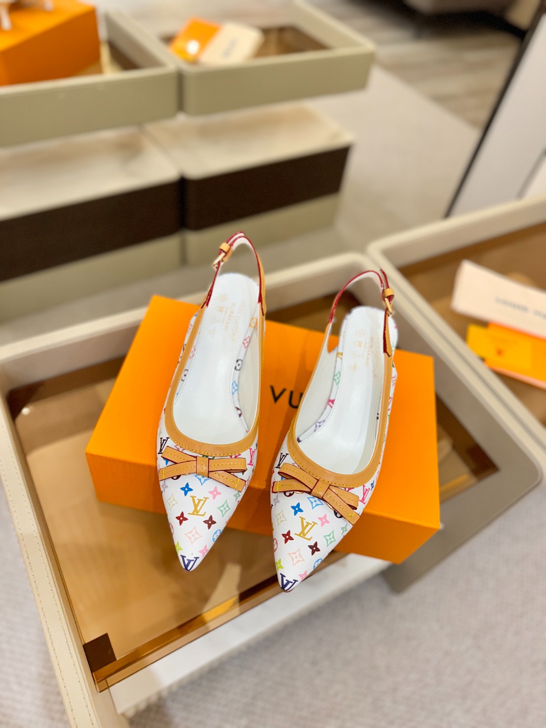 【代购级】、Louis Vuitton 官网春夏系列！完美楦型、中跟后空鞋🆕、官网同步更新Lv五金 “l