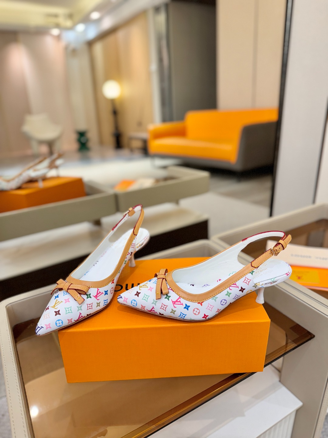 【代购级】、Louis Vuitton 官网春夏系列！完美楦型、中跟后空鞋🆕、官网同步更新Lv五金 “l