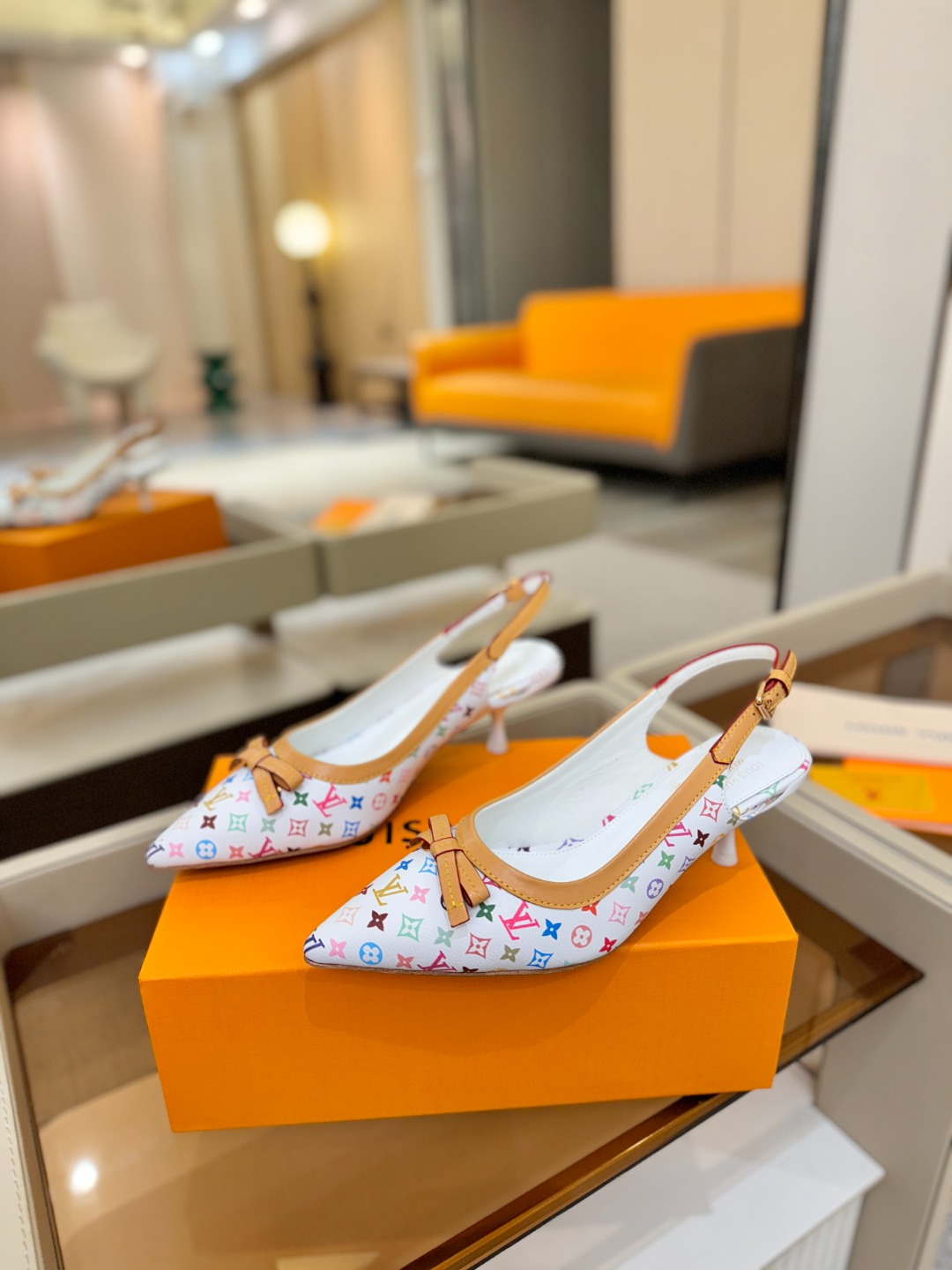 【代购级】、Louis Vuitton 官网春夏系列！完美楦型、中跟后空鞋🆕、官网同步更新Lv五金 “l