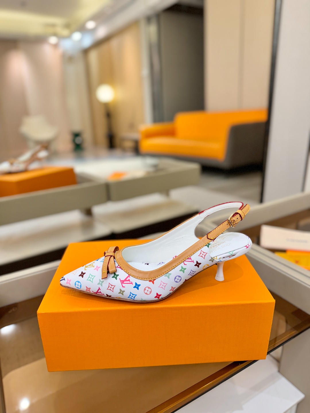 【代购级】、Louis Vuitton 官网春夏系列！完美楦型、中跟后空鞋🆕、官网同步更新Lv五金 “l