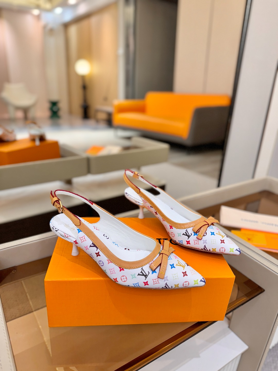 【代购级】、Louis Vuitton 官网春夏系列！完美楦型、中跟后空鞋🆕、官网同步更新Lv五金 “l