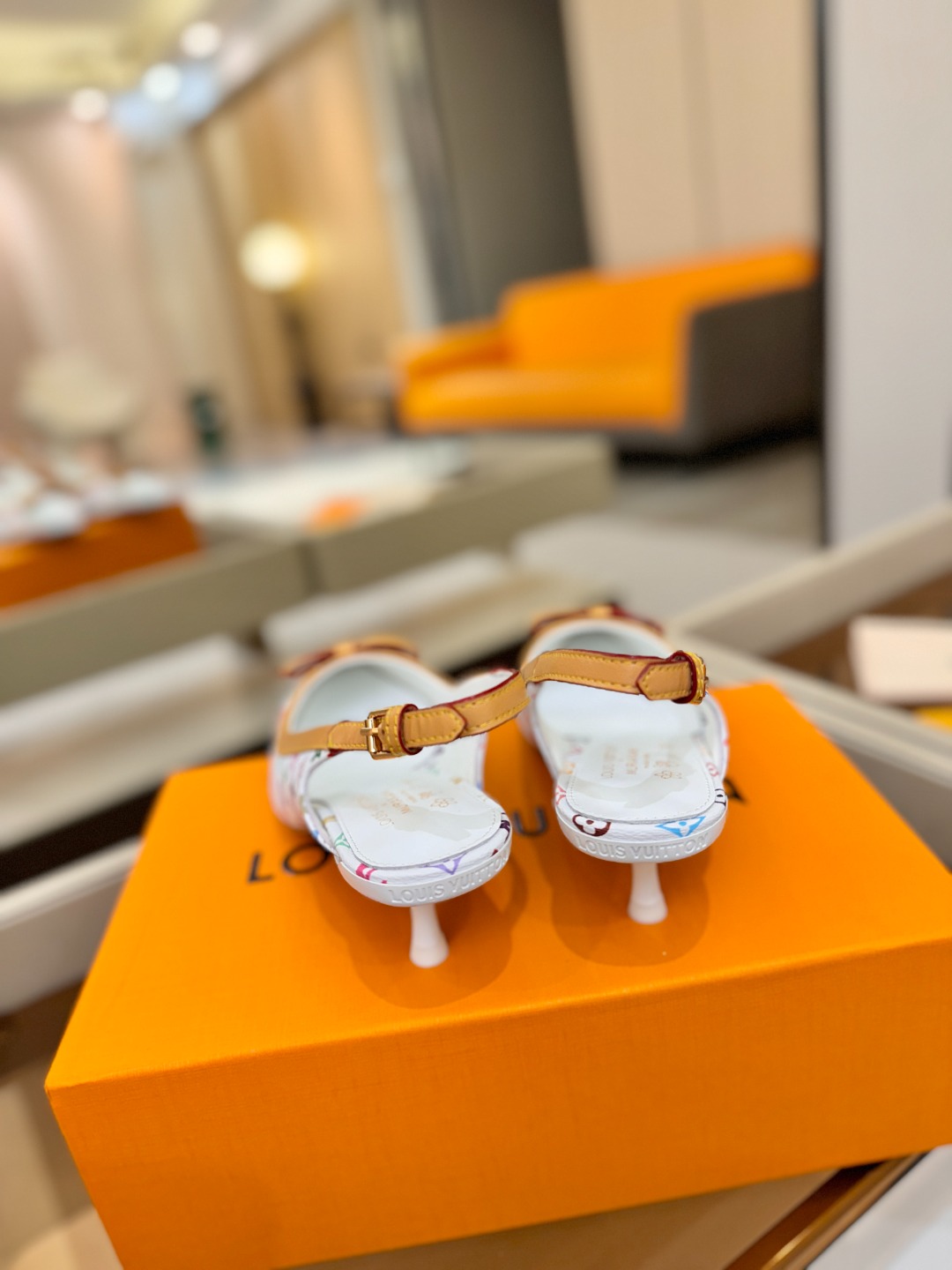 【代购级】、Louis Vuitton 官网春夏系列！完美楦型、中跟后空鞋🆕、官网同步更新Lv五金 “l