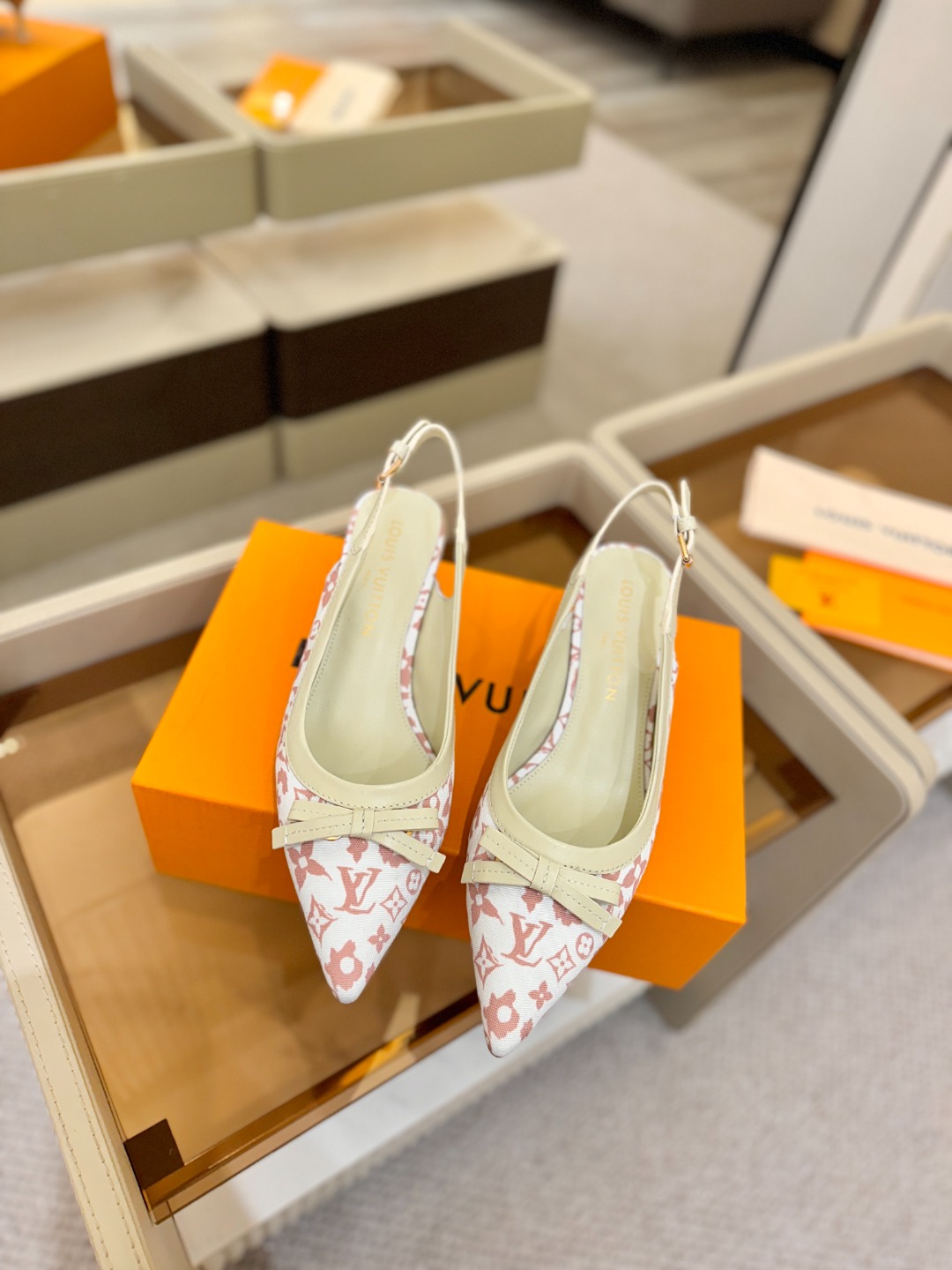 【代购级】、Louis Vuitton 官网春夏系列！完美楦型、中跟后空鞋🆕、官网同步更新Lv五金 “l