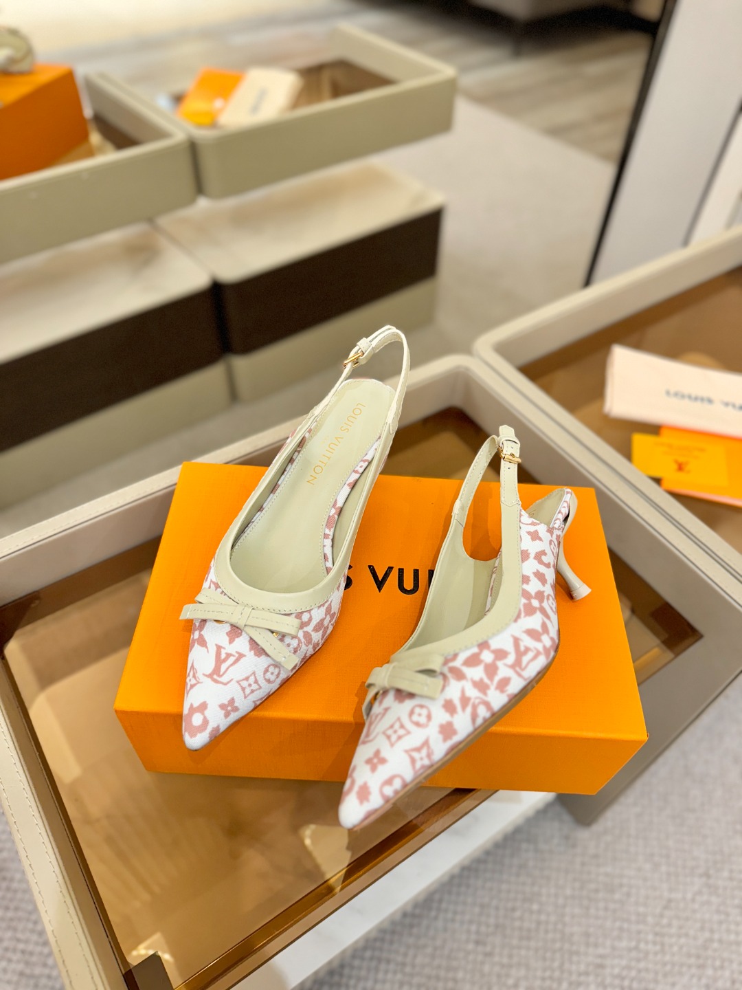 【代购级】、Louis Vuitton 官网春夏系列！完美楦型、中跟后空鞋🆕、官网同步更新Lv五金 “l