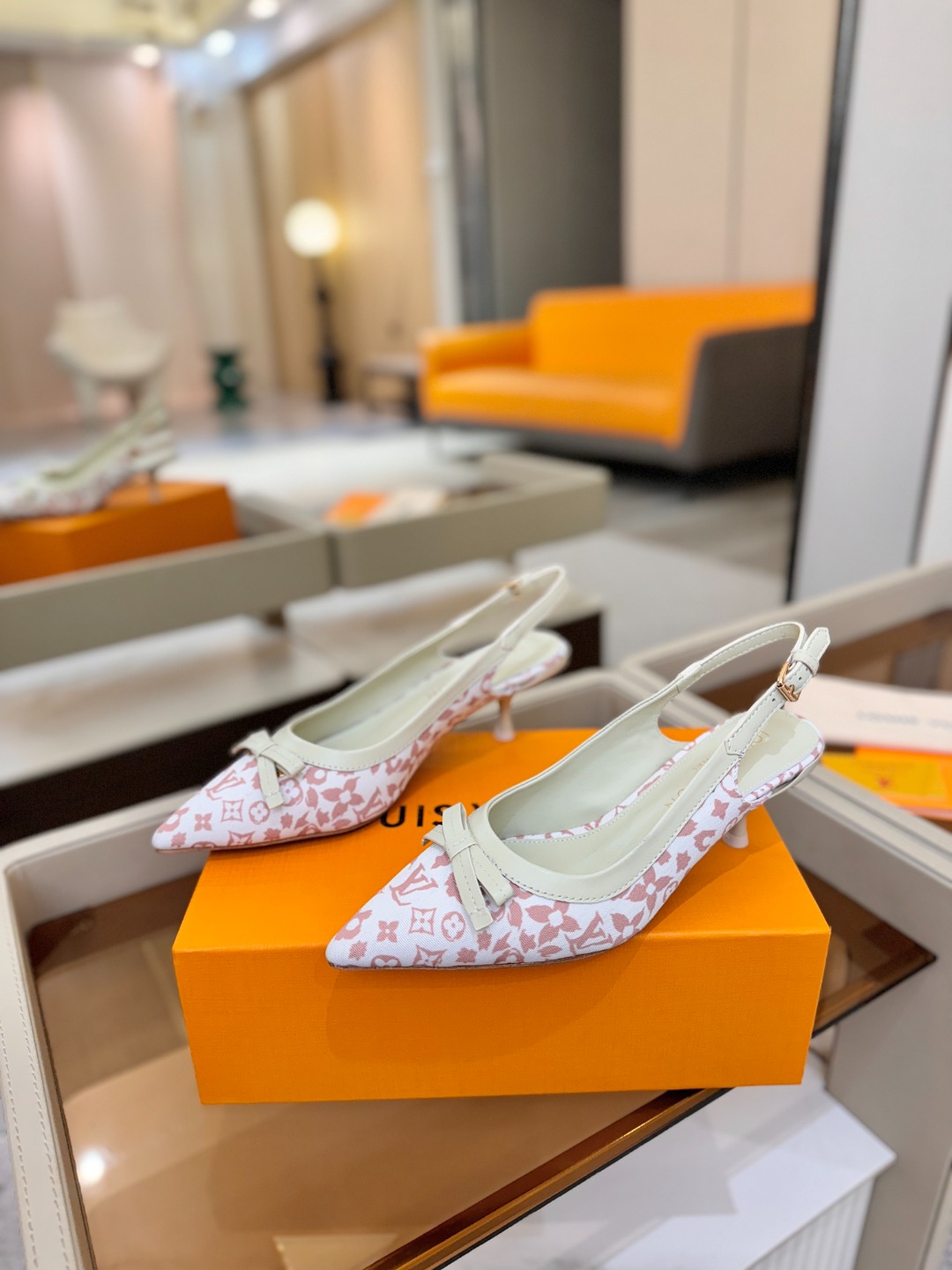 【代购级】、Louis Vuitton 官网春夏系列！完美楦型、中跟后空鞋🆕、官网同步更新Lv五金 “l