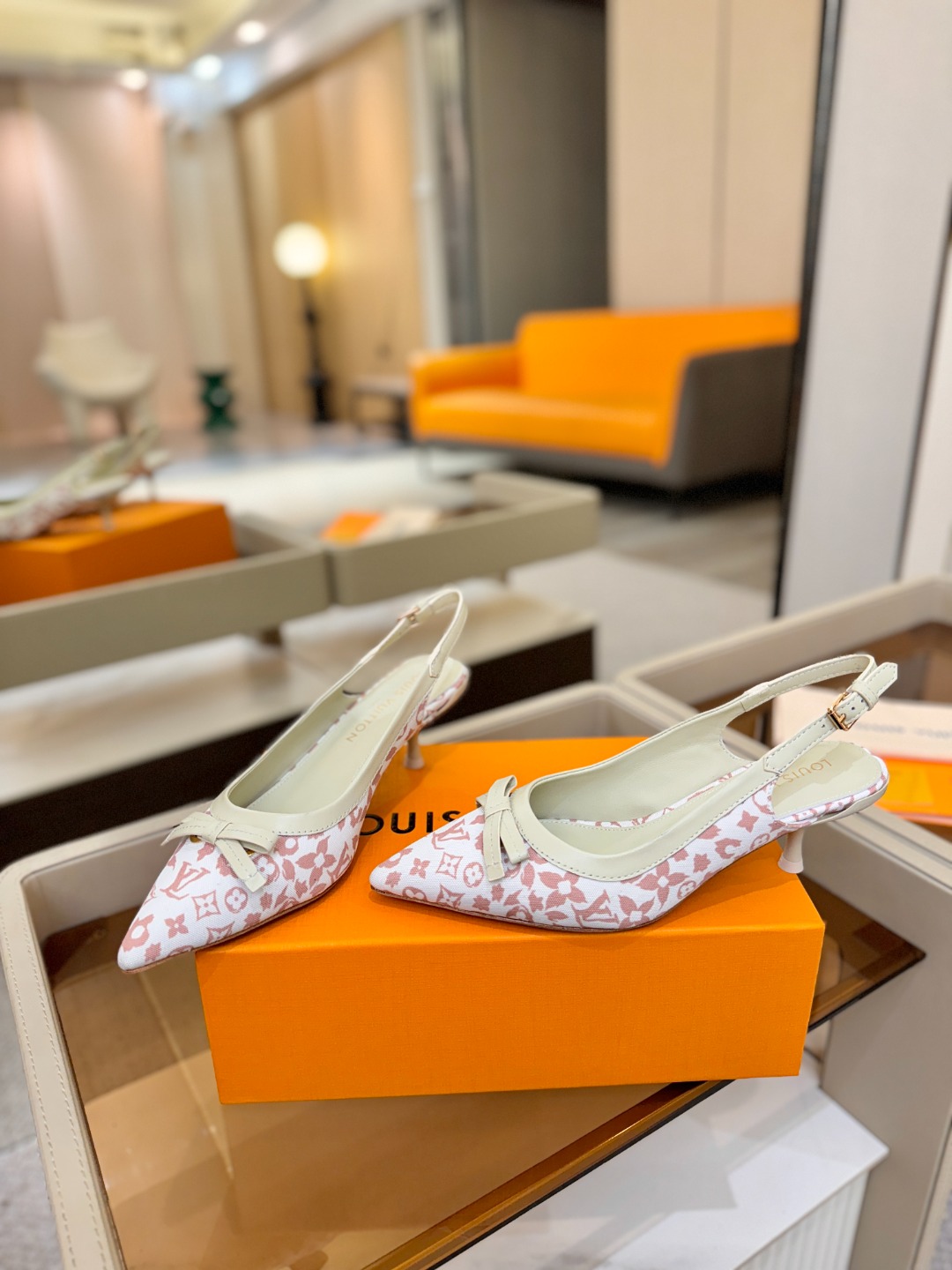 【代购级】、Louis Vuitton 官网春夏系列！完美楦型、中跟后空鞋🆕、官网同步更新Lv五金 “l