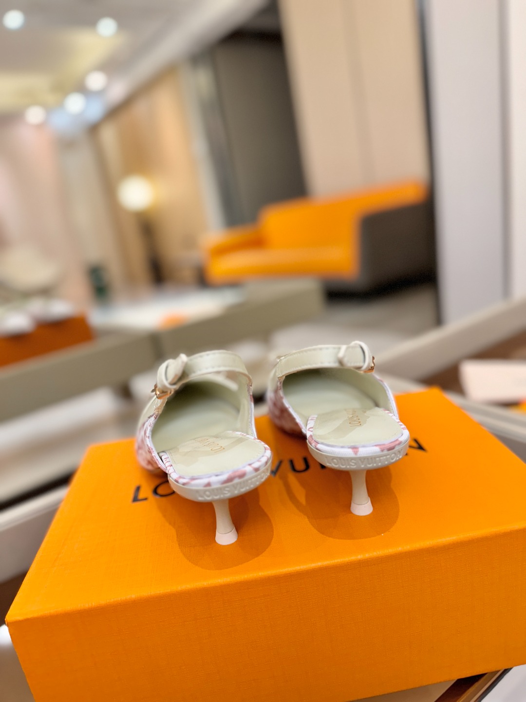 【代购级】、Louis Vuitton 官网春夏系列！完美楦型、中跟后空鞋🆕、官网同步更新Lv五金 “l