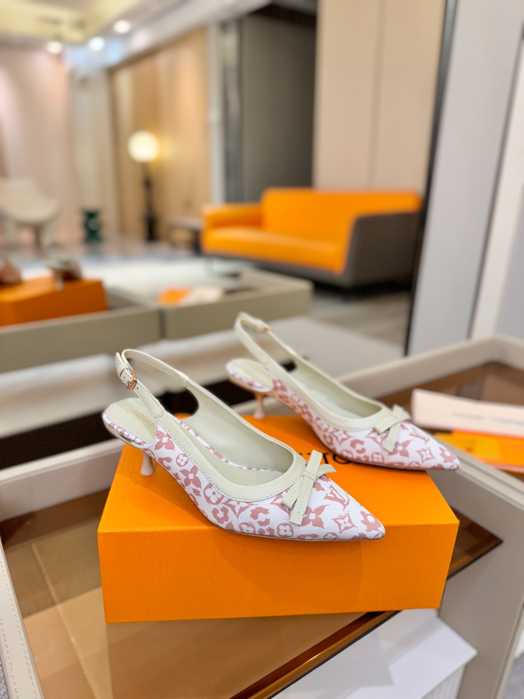 【代购级】、Louis Vuitton 官网春夏系列！完美楦型、中跟后空鞋🆕、官网同步更新Lv五金 “l