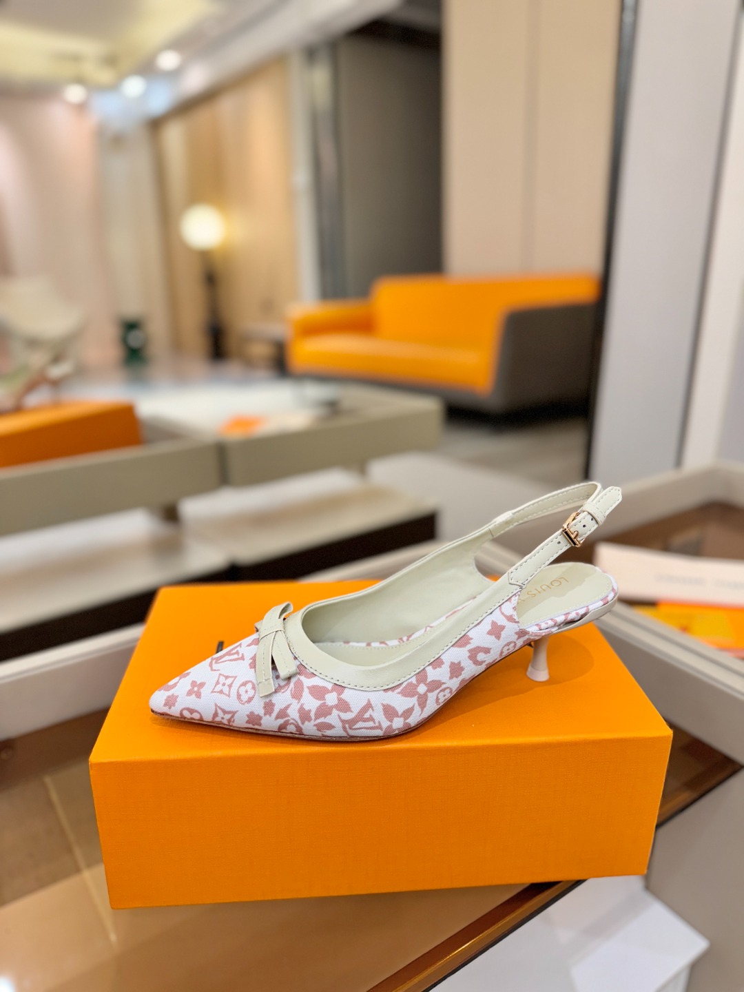 【代购级】、Louis Vuitton 官网春夏系列！完美楦型、中跟后空鞋🆕、官网同步更新Lv五金 “l