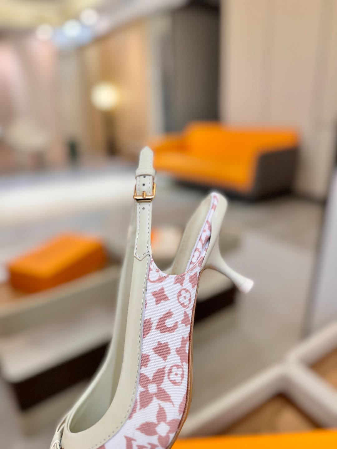 【代购级】、Louis Vuitton 官网春夏系列！完美楦型、中跟后空鞋🆕、官网同步更新Lv五金 “l