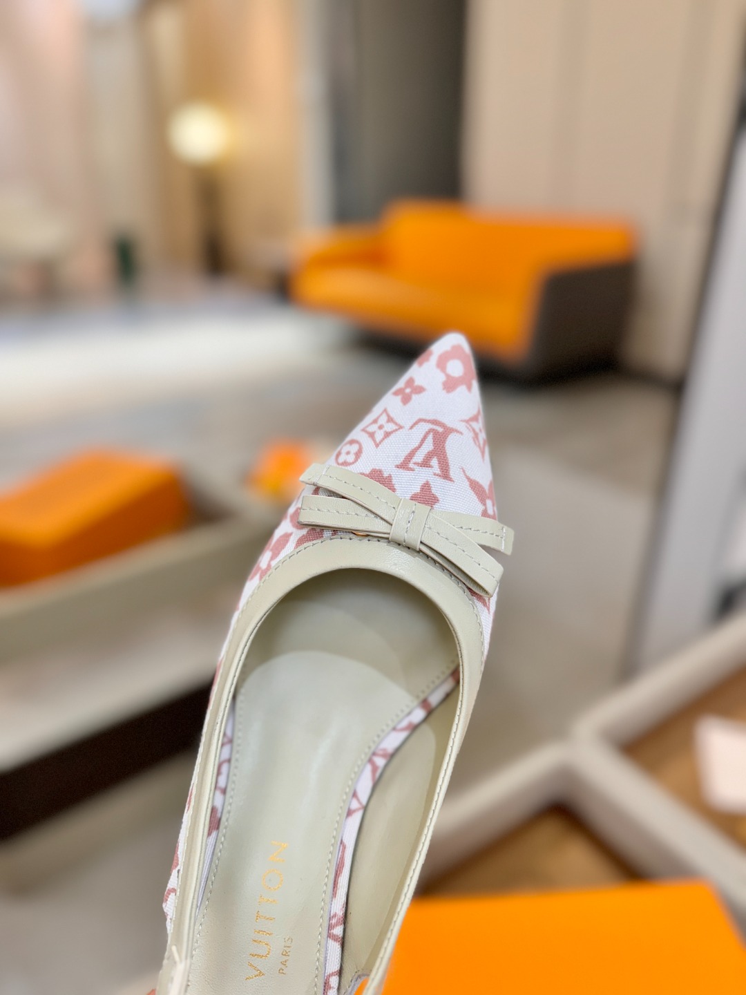 【代购级】、Louis Vuitton 官网春夏系列！完美楦型、中跟后空鞋🆕、官网同步更新Lv五金 “l