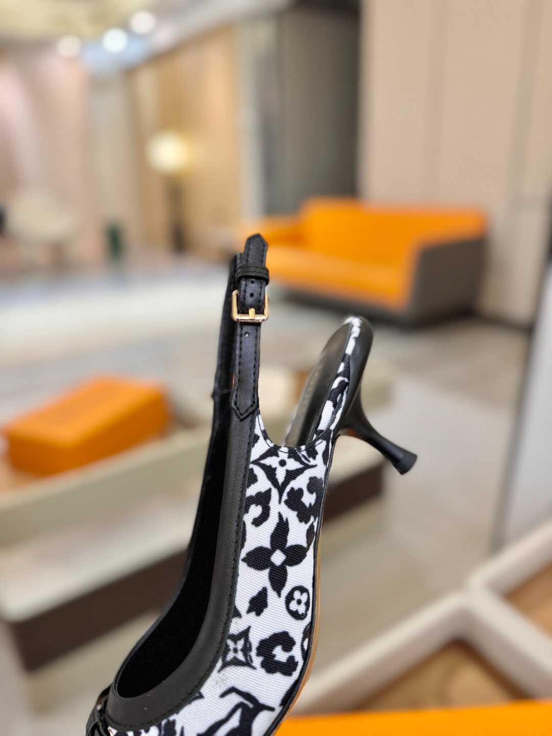 【代购级】、Louis Vuitton 官网春夏系列！完美楦型、中跟后空鞋🆕、官网同步更新Lv五金 “l