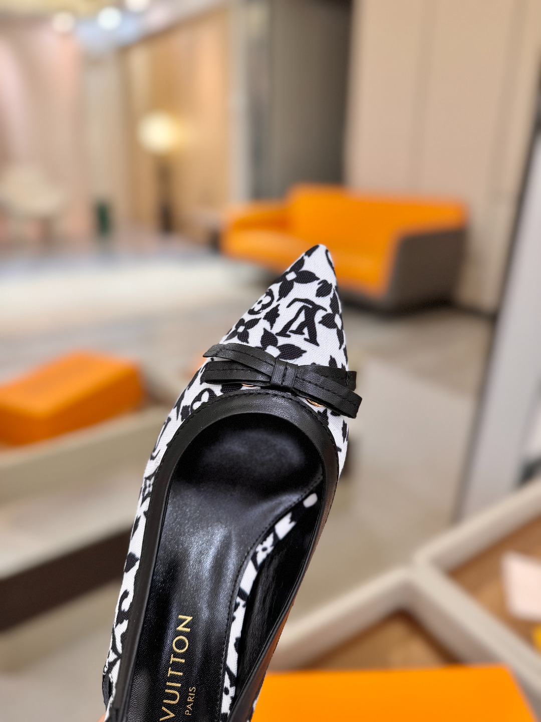 【代购级】、Louis Vuitton 官网春夏系列！完美楦型、中跟后空鞋🆕、官网同步更新Lv五金 “l