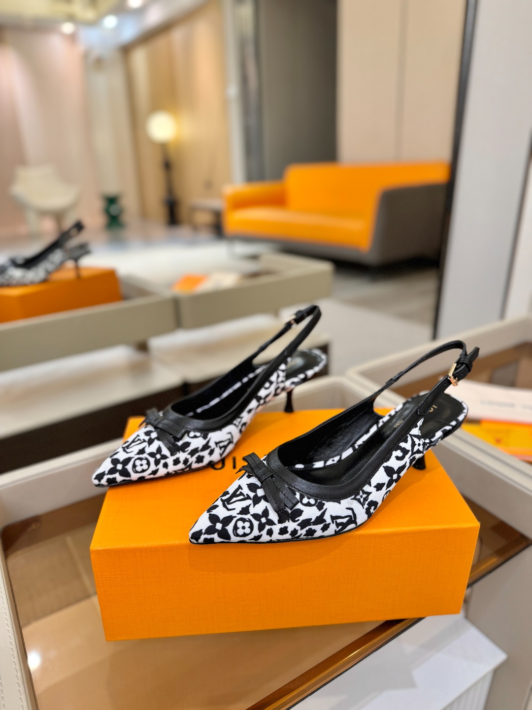 【代购级】、Louis Vuitton 官网春夏系列！完美楦型、中跟后空鞋🆕、官网同步更新Lv五金 “l