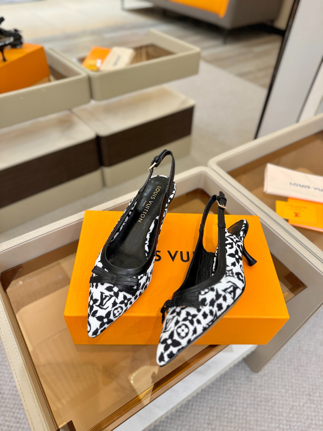 【代购级】、Louis Vuitton 官网春夏系列！完美楦型、中跟后空鞋🆕、官网同步更新Lv五金 “l