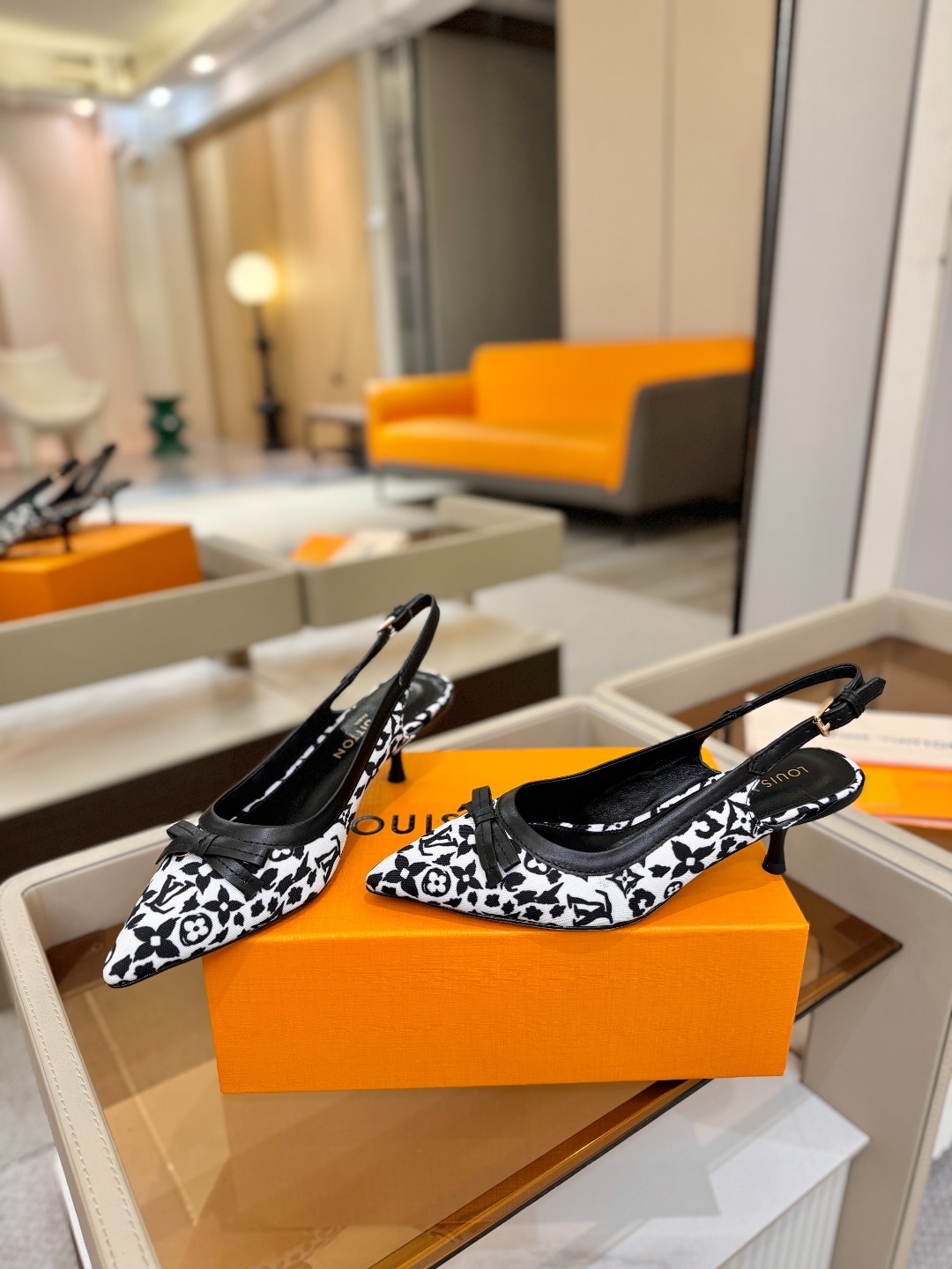 【代购级】、Louis Vuitton 官网春夏系列！完美楦型、中跟后空鞋🆕、官网同步更新Lv五金 “l