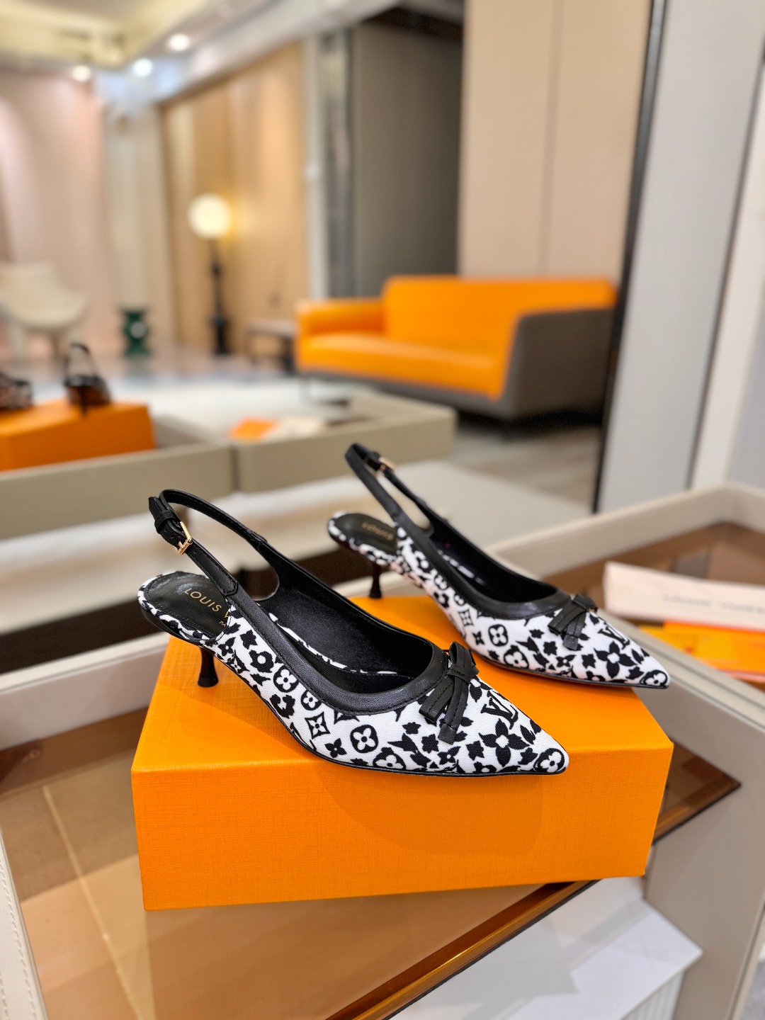 【代购级】、Louis Vuitton 官网春夏系列！完美楦型、中跟后空鞋🆕、官网同步更新Lv五金 “l